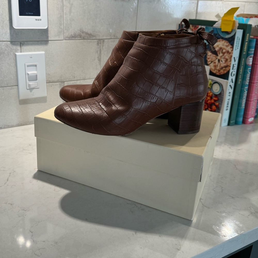 Sézane bow back croc pattern booties. Sz40.